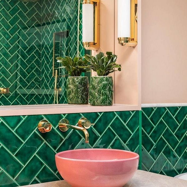 رنگ سبز یکی از رنگ‌های پرطرفدار در اجرای سرامیک حمام یا سرویس بهداشتی است